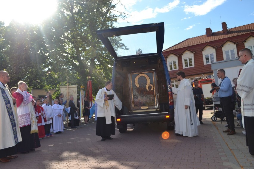 Obraz Matki Bożej Częstochowskiej dotarł do parafii pw. św. Mikołaja w Ujściu. Maryję witał na ulicach tłum ludzi [ZOBACZ ZDJĘCIA]