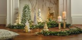 Girlanda świąteczna to najpiękniejsza ozdoba na Boże Narodzenie 2023. Piękne stroiki świąteczne na kominek, schody i okna – galeria zdjęć
