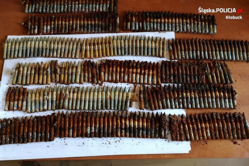 Amunicja z czasów II wojny światowej w Wilkowiecku. Jeden z mieszkańców znalazł prawie 300 sztuk podczas prac polowych [ZDJĘCIA]