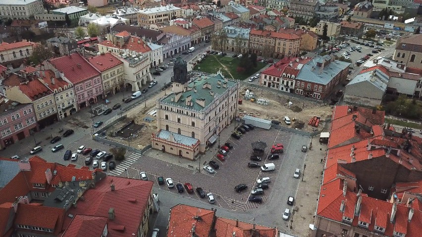 Zobaczcie jak wygląda modernizacja płyty rynku w Jarosławiu z drona [ZDJĘCIA, WIDEO]