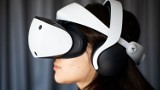 Masz PS VR2? Poczuj się jak na sali kinowej! Zobacz, jak grać w zwykłe gry w trybie kinowym z użyciem gogli PlayStation VR2