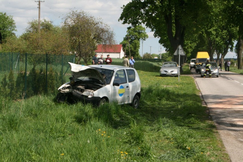 Wypadek w Izdebnie - Omijał wbiegające zwierzę, stracił panowanie nad kierownicą i uderzył w drzewo