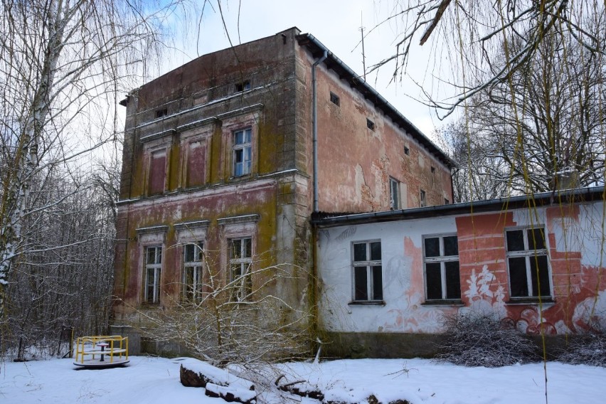 Ten zabytkowy dwór w Palczynie jest na sprzedaż. Miejsce z bolesną historią. Zobaczcie zdjęcia