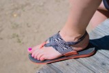 Najmodniejsze kolory paznokci u stóp, które uzupełnią letnią stylizację. Zobacz, jak zrobić pedicure hybrydowy krok po kroku