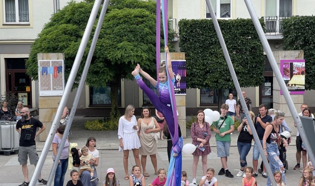 W ramach sportowej niedzieli odbyły się między innymi pokazy akrobatyczne zawodniczek TS Piramida Kielce, na zdjęciu Amelia Zmarzły