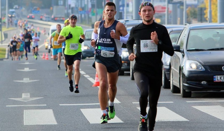 W niedzielę biegacze pokonają Drugą Dychę do Maratonu