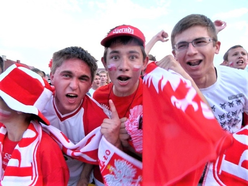 Tak Sieradz dopingował Polaków na Euro 2012 w meczu otwarcia z Grecją. Strefa kibica była urządzona na Rynku. Pamiętacie? ZDJĘCIA