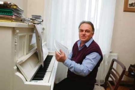 Jerzy Jarosik ukończył katowicką Akademię Muzyczną, teraz jest jej profesorem.