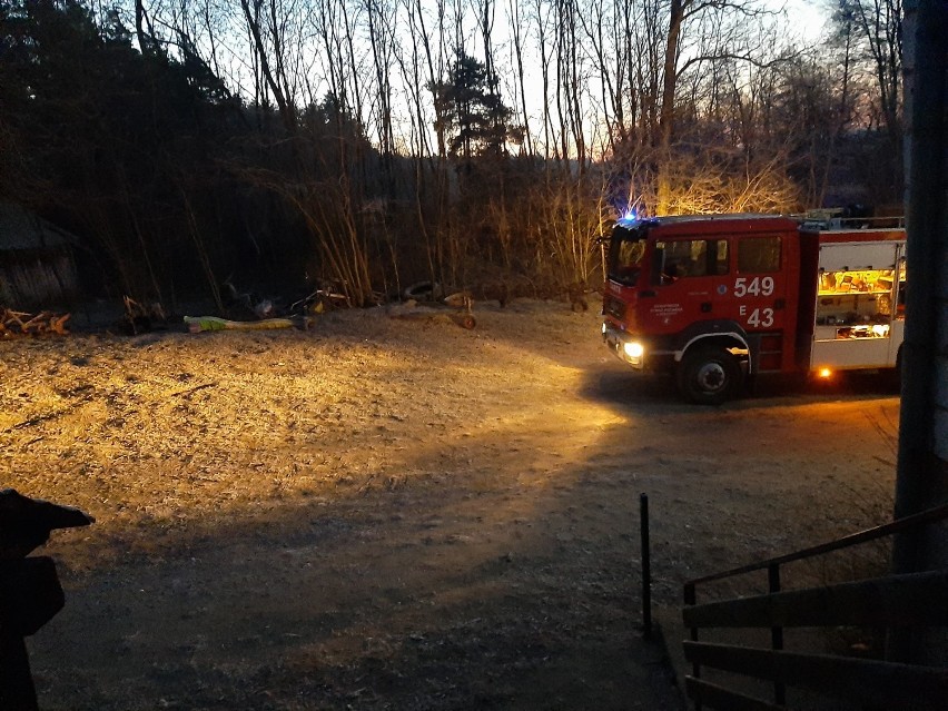 Pożar domu w Luboczy w powiecie tomaszowskim. Palił się dom strażaka, potrzebna pomoc [ZDJĘCIA]