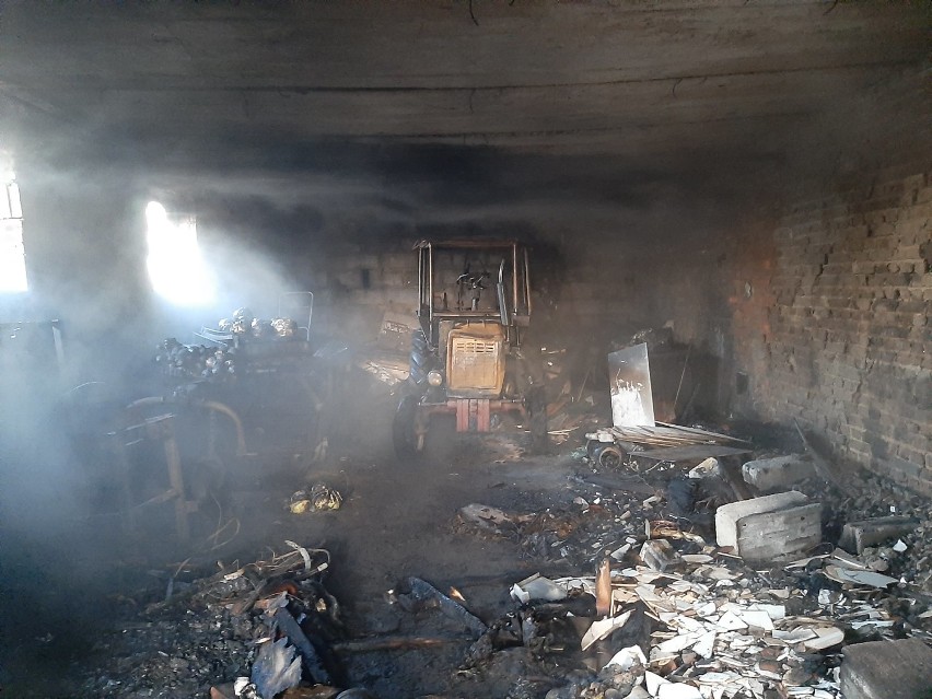 Pożar domu w Luboczy w powiecie tomaszowskim. Palił się dom strażaka, potrzebna pomoc [ZDJĘCIA]