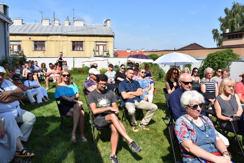 Tarnów. Muzyka zabrzmiała na dachu tarnowskiego teatru. Wyjątkowy koncert Wojtka Klicha [ZDJĘCIA]