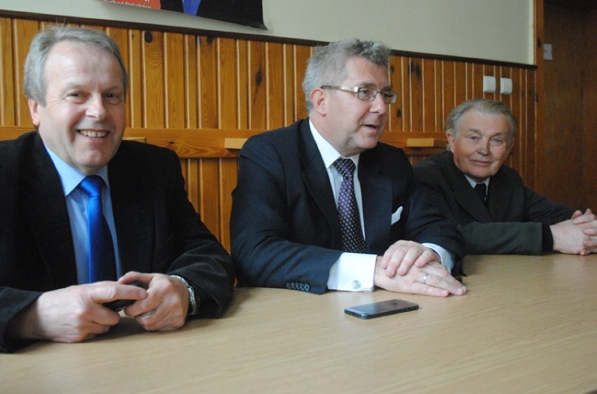 Ryszard Czarnecki (w środku) z wizytą w Kościanie