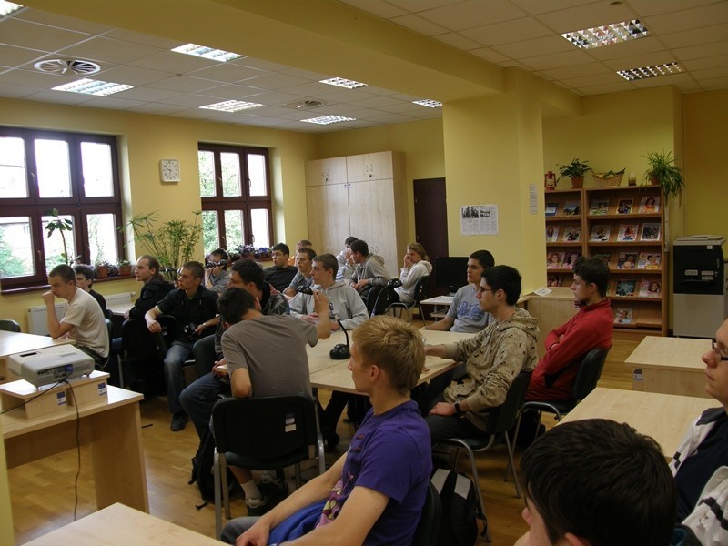 Miejska Biblioteka Publiczna w Chojnicach: Młodzież przychodzi na lekcje do czytelni [ZDJĘCIA]