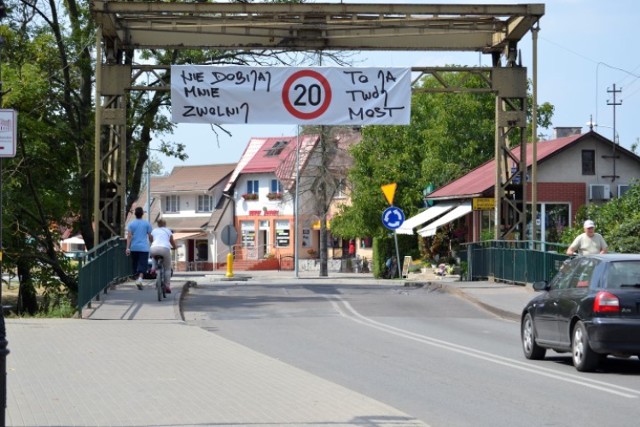 Nowy Dwór Gdański. Apel do kierowców przy moście zwodzonym w mieście