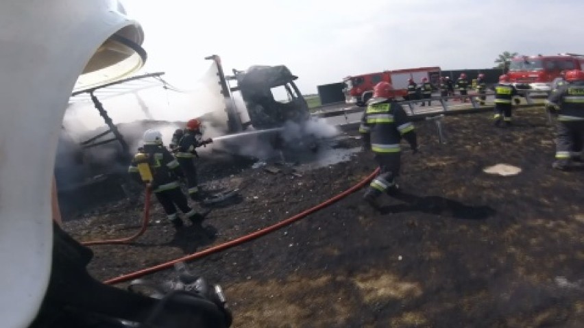 Duży pożar tira na autostradzie A1 pod Włocławkiem [OSP w oku kamery - wideo]
