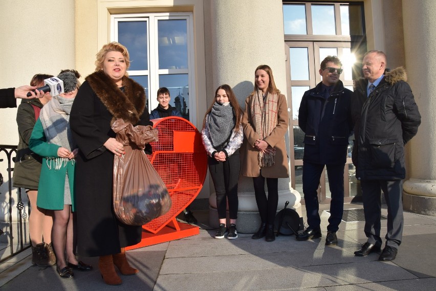 Walentynki w Sokółce. Burmistrz zachęca do wrzucania korków do pojemników-serc. Mówiła też o śmieciach (zdjęcia)
