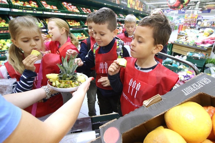 Dzieci na wesoło uczyły się zdrowego odżywiania w hipermarkecie Tesco w Kielcach 