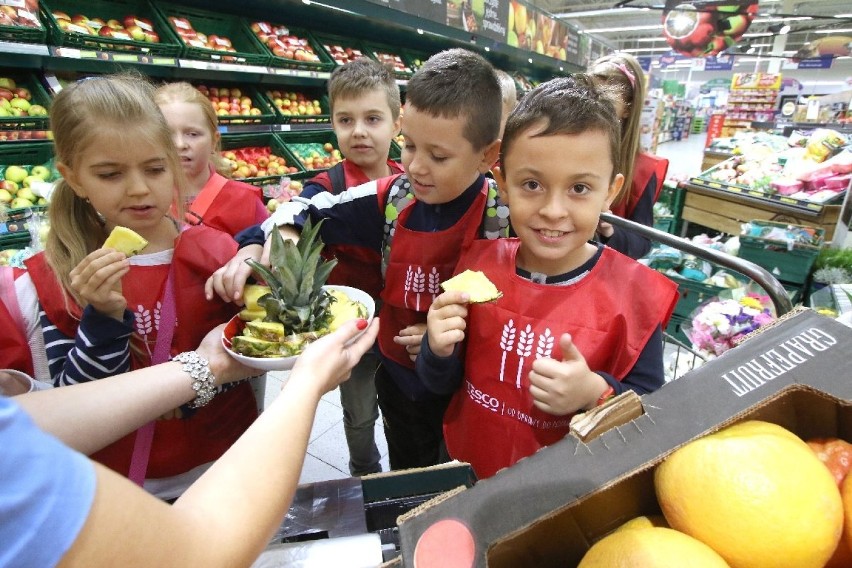 Dzieci na wesoło uczyły się zdrowego odżywiania w hipermarkecie Tesco w Kielcach 