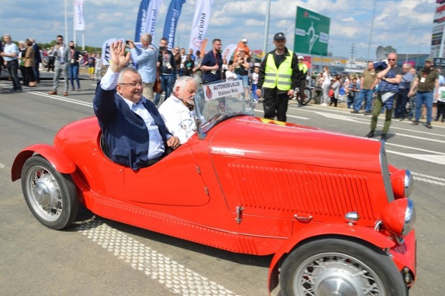 Minister infrastruktury Andrzej Adamczyk wsiadł do zabytkowego polskiego fiata