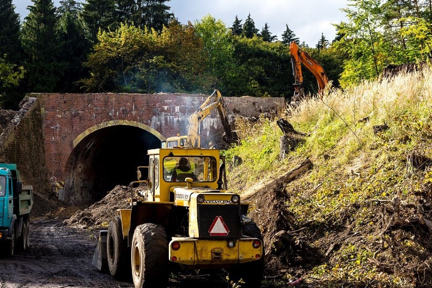 Wałbrzych: Trwa rozbiórka wiaduktu kolejowego na Sobięcinie (ZDJĘCIA)