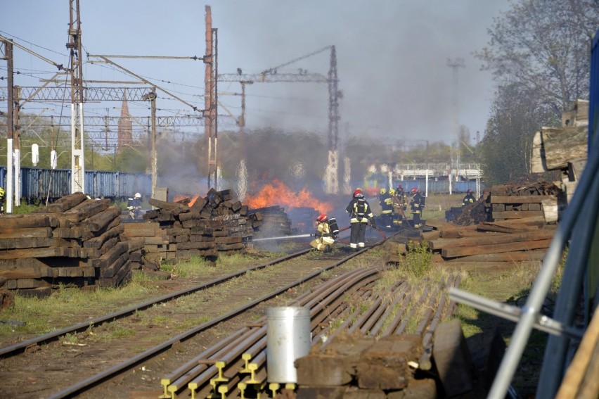 Pożar podkładów kolejowych przy ul. Elektrycznej w Głogowie