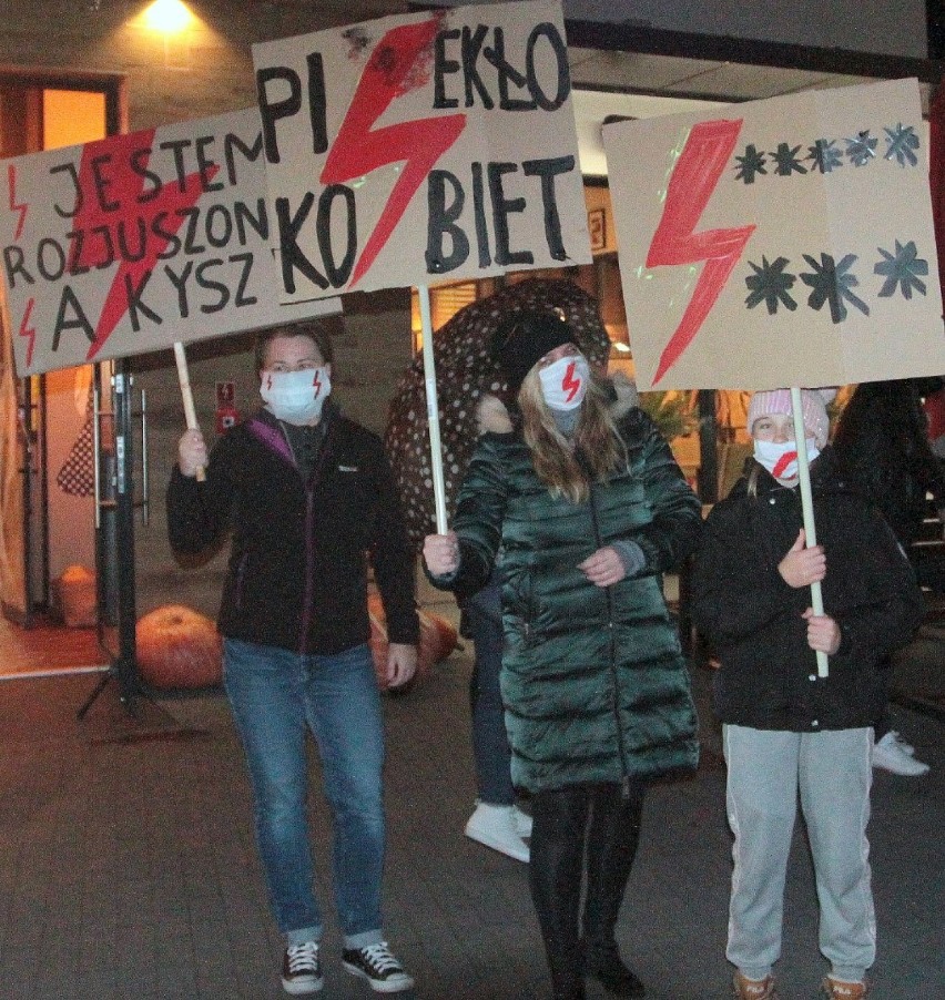 Strajk Kobiet w Straszynie. Kolejny protest  po wyroku TK w sprawie aborcji. Tym razem pieszo-samochodowy |ZDJĘCIA