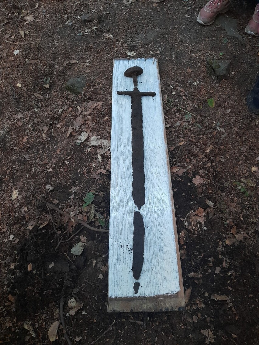 Niesamowite! W Lewinie Kłodzkim odnaleziono tysiącletni miecz. To bezcenne znalezisko, za które kiedyś można było kupić kilka wiosek 