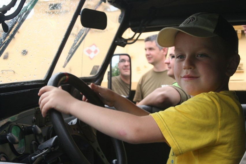Dzieci najbardziej  oblegaĹy wojskowe samochody Fot. PaweĹ...