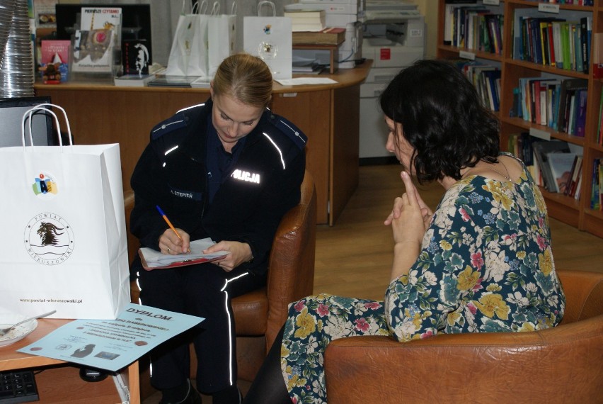 Kryminalna noc w bibliotece. Pobierano odciski palców i robiono zdjęcia do kartoteki[FOTO]