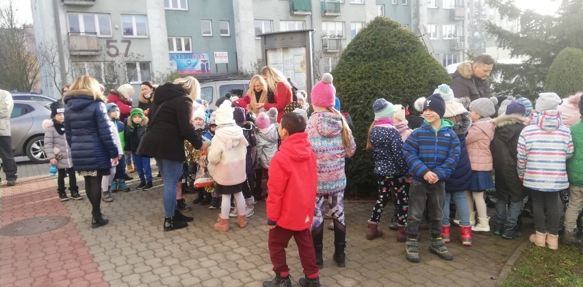 Kielecka Spółdzielnia Mieszkaniowa rozświetliła choinkę. Zobaczcie zdjęcia i wideo 