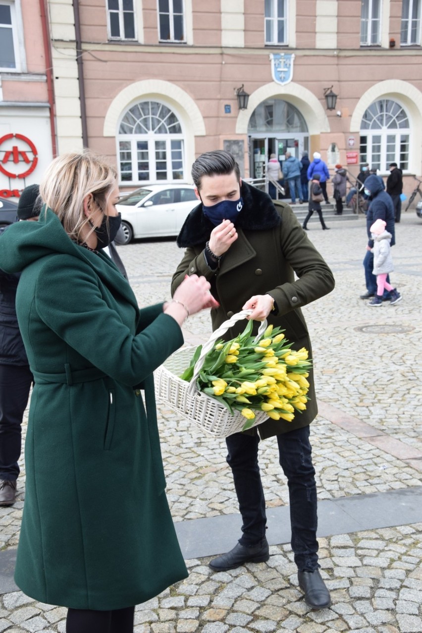 Dzień Kobiet w Skierniewicach. W Rynku na panie czekał poczęstunek i kwiaty [ZDJĘCIA]