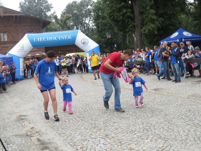 Nieważne, że inne już pobiegły, tata i mama pomogą