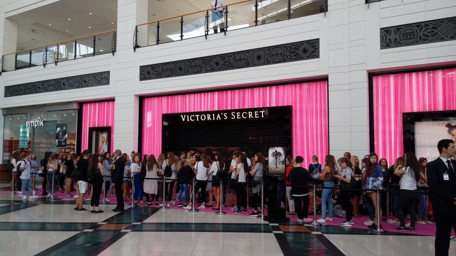 Victoria's Secret w Warszawie. Ogromna kolejka na otwarciu nowego sklepu  [ZDJĘCIA] | Warszawa Nasze Miasto