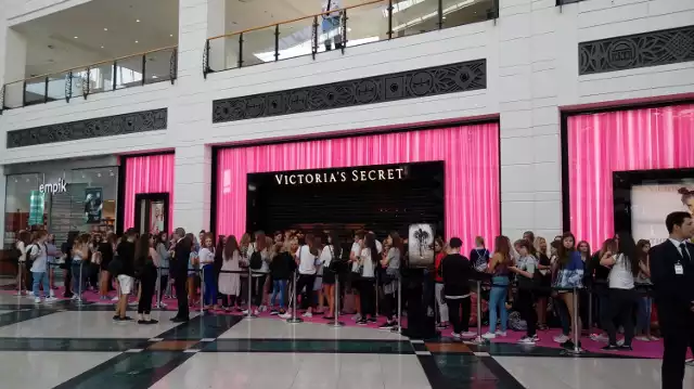 Victoria's Secret w Warszawie. Ogromna kolejka na otwarciu nowego sklepu [ZDJĘCIA]