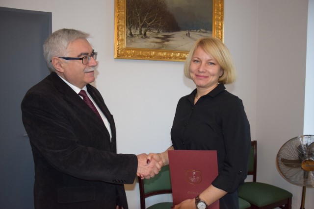 W poniedziałek Lidia Sosnowska odebrała z rąk burmistrza Łasku Gabriela Szkudlarka powołania na funkcję zastępcy burmistrza Łasku