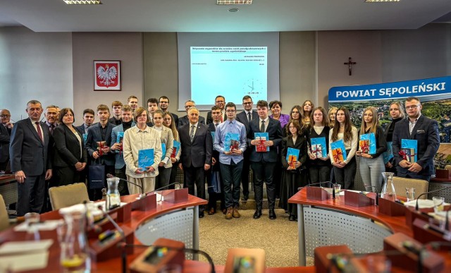 25 stypendystów odebrało listy gratulacyjne od władz powiatu sępoleńskiego i wojewody kujawsko-pomorskiego.