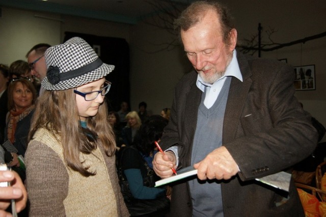 Żnińskie Wieczory Literackie i Bryllowisko, w marcu 2012 roku. Organizatorem było Stowarzyszenie MY Ruch Społeczny. Ernest Bryll w Żninie podpisywał swoją książkę.