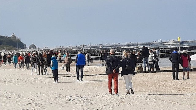 W sobotę w pasie nadmorskim panuje bardzo słoneczna pogoda. W ten piękny jesienny dzień wiele osób wybrało się na spacer nad morze. Zobacz zdjęcia z plaży w Kołobrzegu.