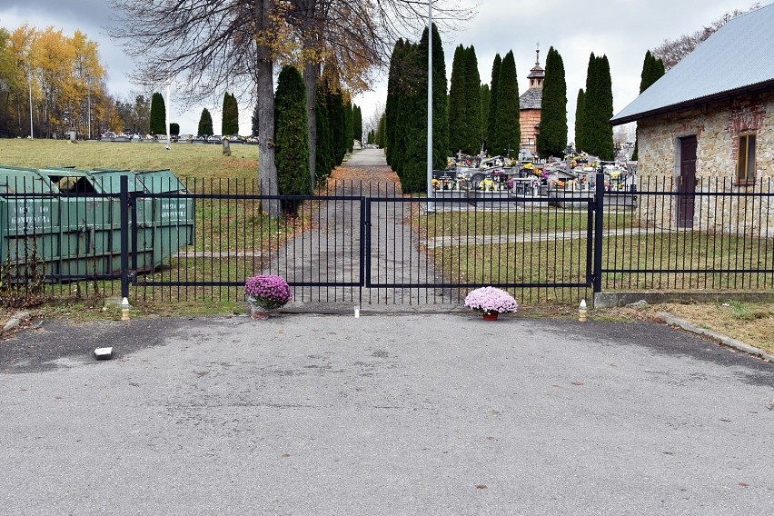 Gorlice. Decyzja zapadła: cmentarze zostały pozamykane. Gorliczanie stawiają symboliczne znicze i kwiaty  przed bramami [ZDJĘCIA]