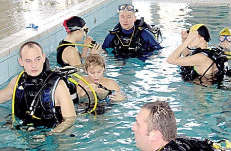 Dzieciaki nurkowały wraz ze strażackimi opiekunami.