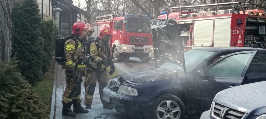 Pożar samochodu przy stadionie MOKSiR w Pucku. Strażaków zaalarmowano, że spod maski Skody wydobywa się dym | ZDJĘCIA, WIDEO