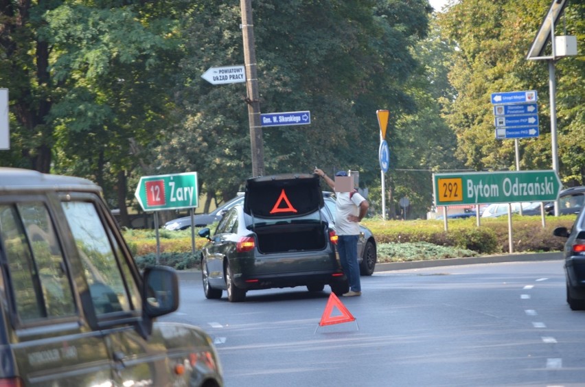 Utrudnienia na dużym rondzie. Audi zatrzymało się przy latarni. ZDJĘCIA