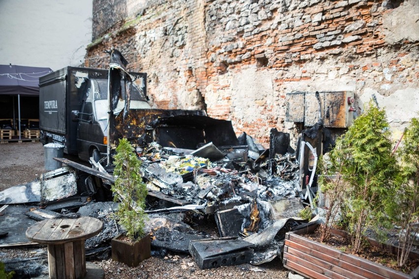 Pożar food trucka na Kazimierzu. W środku były butle z propan-butanem [ZDJĘCIA]