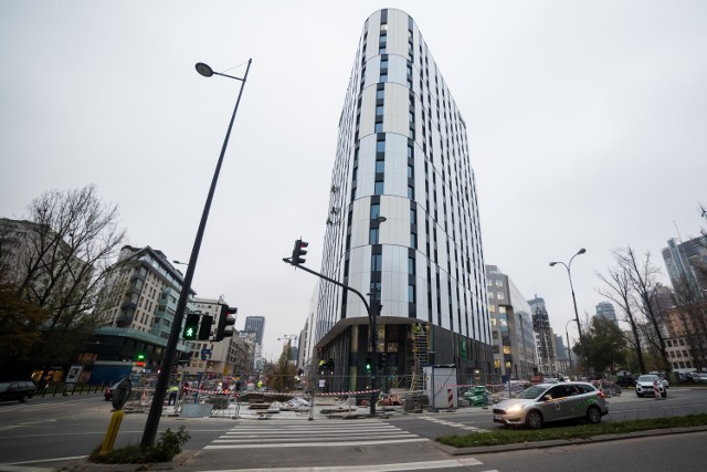 Trójkątny hotel w centrum Woli. Na parking samochody wjadą windą! [ZDJĘCIA]