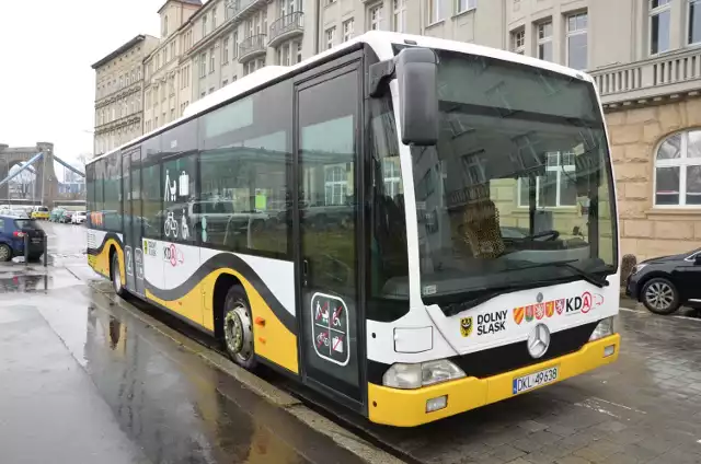 Zarząd województwa dolnośląskiego zapowiedział rozszerzenie połączeń Kolei Dolnośląskich. Powstaną trzy nowe trasy. Będą obsługiwane przez autobusy, ale  funkcjonowały tak jak pociągi. Nowe połączenie ruszą już pod koniec lata 2023 roku. Samorząd szacuje, że z połączeń może skorzystać nawet 55 tysięcy osób. 


Przesuwaj slajdy, klikając w strzałki, używaj klawiszy lub gestów