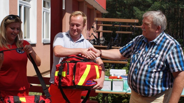 Nowy sprzęt za 10 tys. zł przekazał pracownikom pogotowia ratunkowego starosta Marek Tramś.