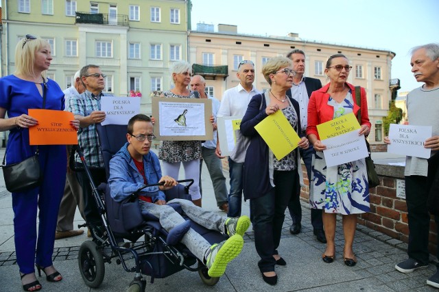 Protest rodziców osób niepełnosprawnych na Rynku Trybunalskim w Piotrkowie