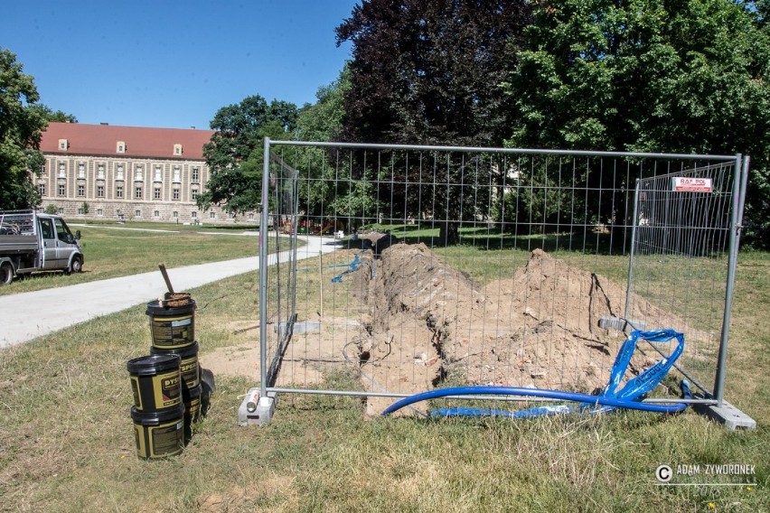 Park Książęcy w Żaganiu. Kolejne fontanny z zasilaniem [ZDJĘCIA]