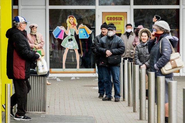 Dziś przed wieloma marketami tworzyły się kolejki. To za sprawą nowych regulacji.