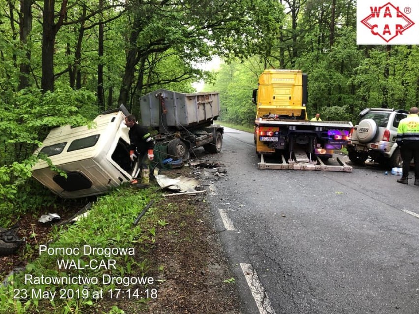 Tragiczny wypadek w Srocku pod Częstochową [ZDJĘCIA] Kierowca suzuki czołowo zderzył się ze "śmieciarką". 38-latek zginął na miejscu